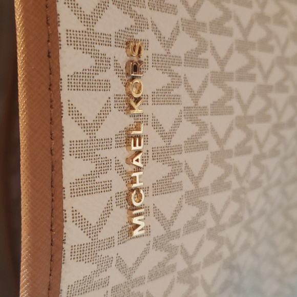 Sold BIG NWT MICHEAL Micheal KORS OF STOCK NWT TRAVEL SIGNATURE JET SET TRAVEL - Picture 5 of 16